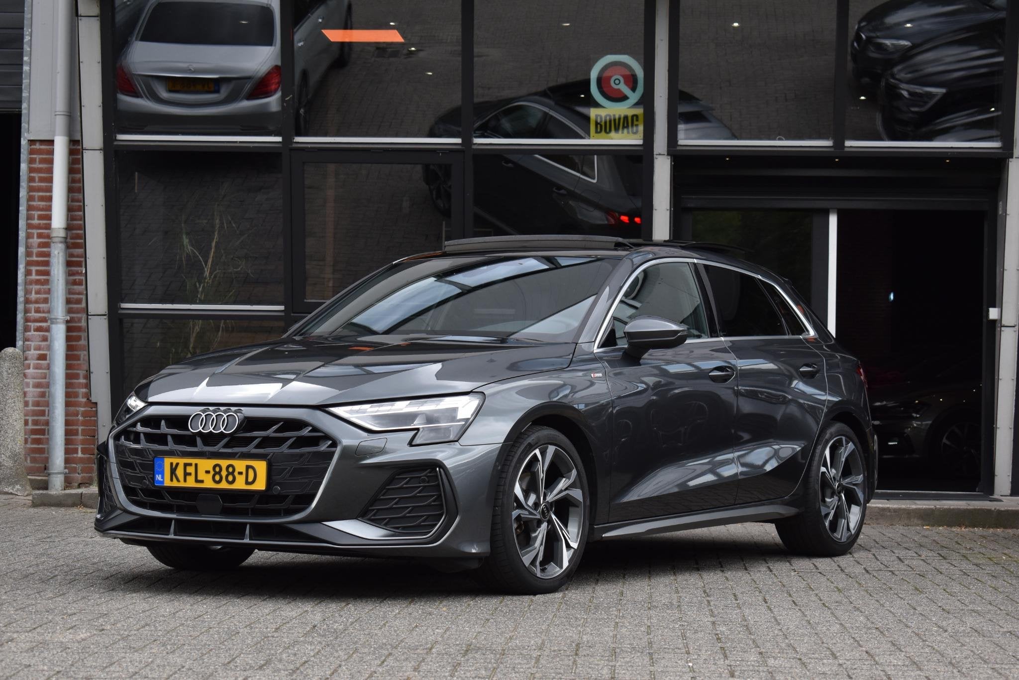 Audi A3 Sportback 35 TFSI 3X S-Line Pano Keyless Sonos Camer, Auto's, Dealer onderhouden, 1300 kg, 4 cilinders, Bedrijf