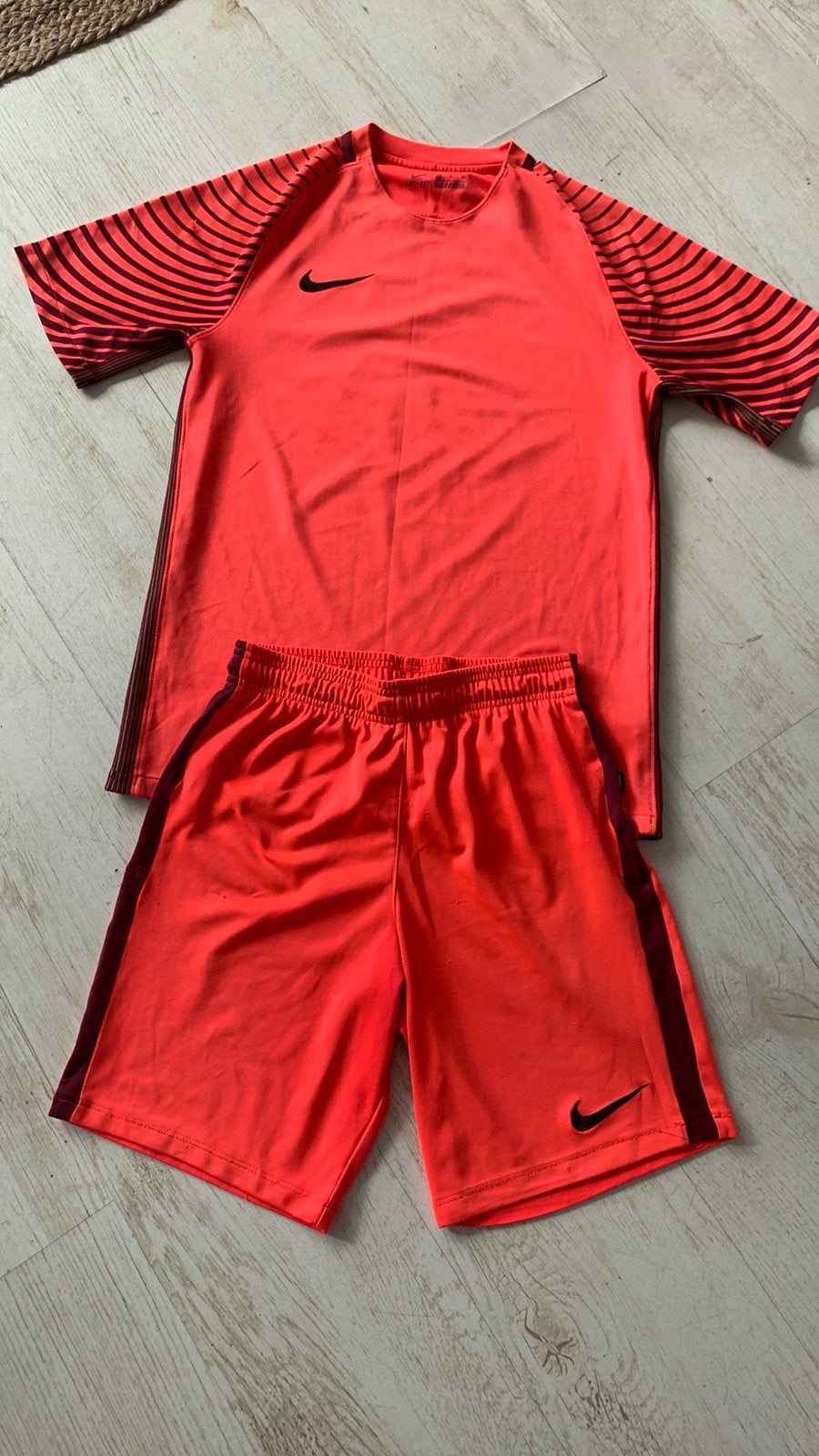 Nike voetbal tenue oranje maat S, Sport en Fitness, Maat S, Ophalen of Verzenden, Zo goed als nieuw, Shirt