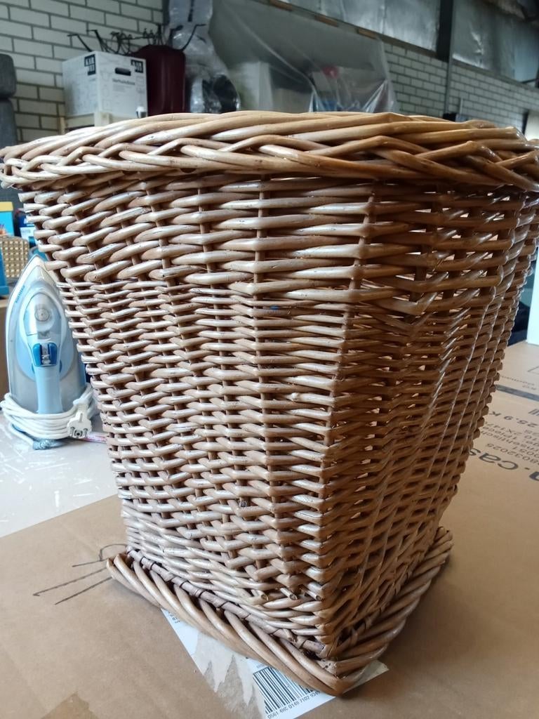 Bijzonder rieten breimandje / handwerkmand, Gebruikt, Mand, Ophalen of Verzenden, Riet