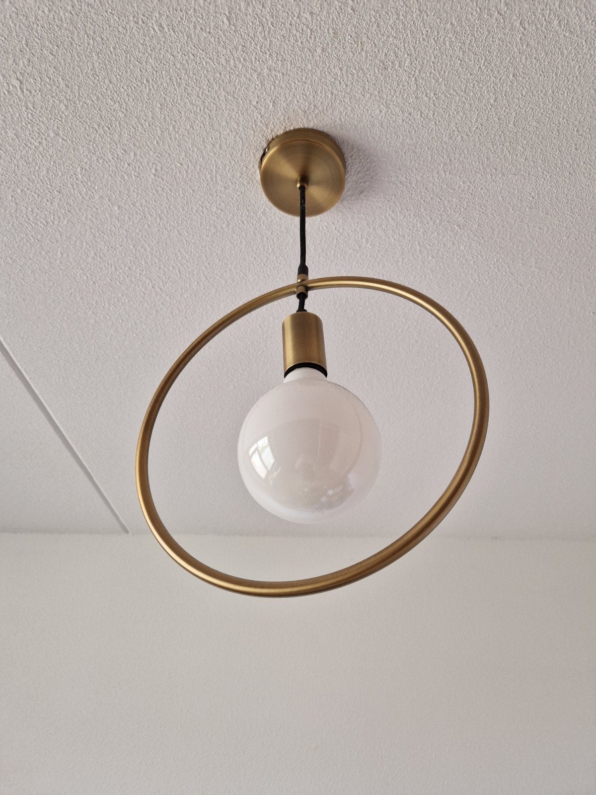 Moderne gouden hanglamp met opaal witte bol, Huis en Inrichting, Lampen | Hanglampen, Ophalen, Gebruikt, Modern, Scandinavisch, Minimalistisch