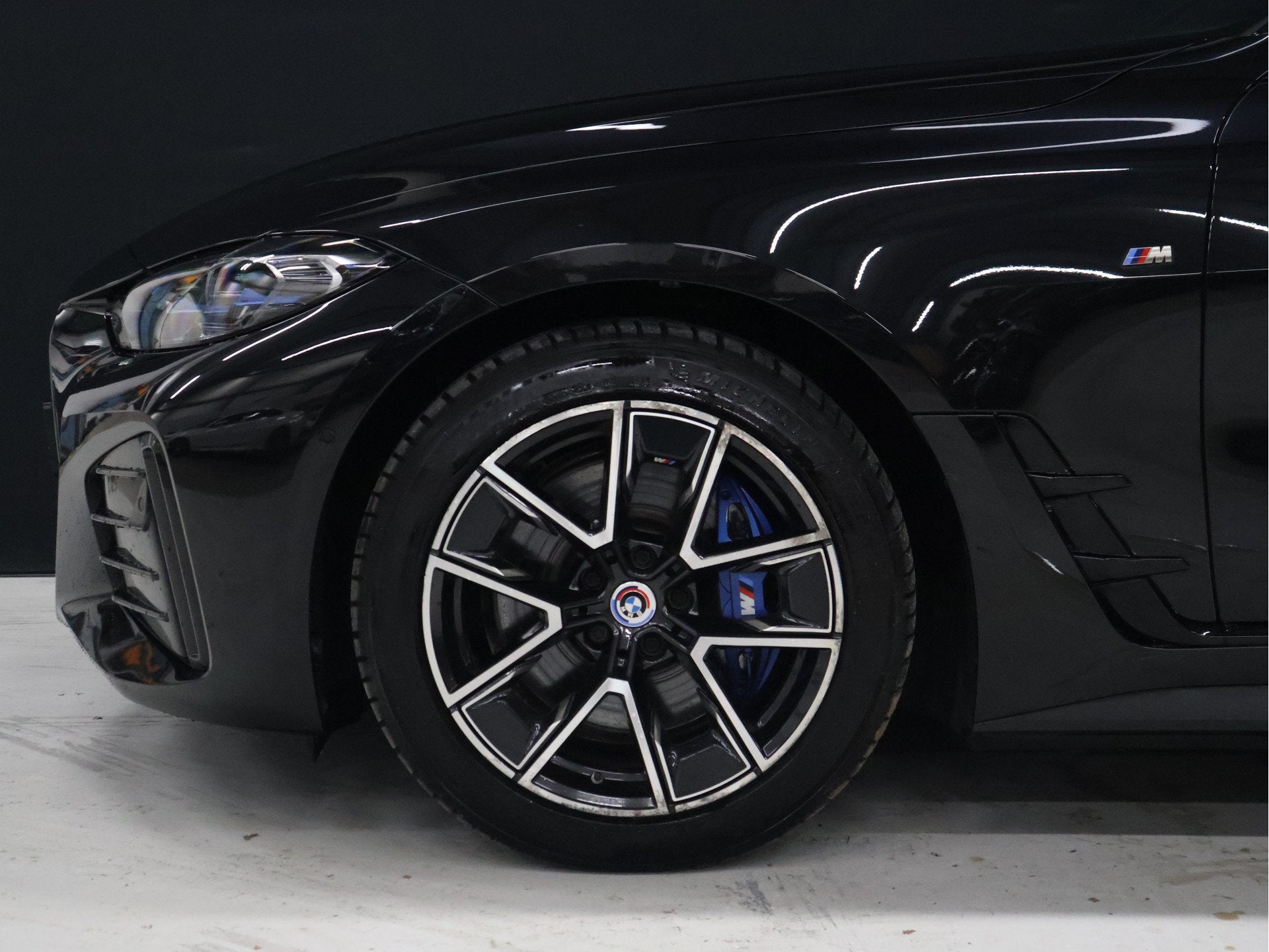 BMW i4 M50 High Executive 84 kWh [SCHUIFKANTELDAK, HARMAN/KA, Dealer onderhouden, Gebruikt, 110 €/maand, Zwart