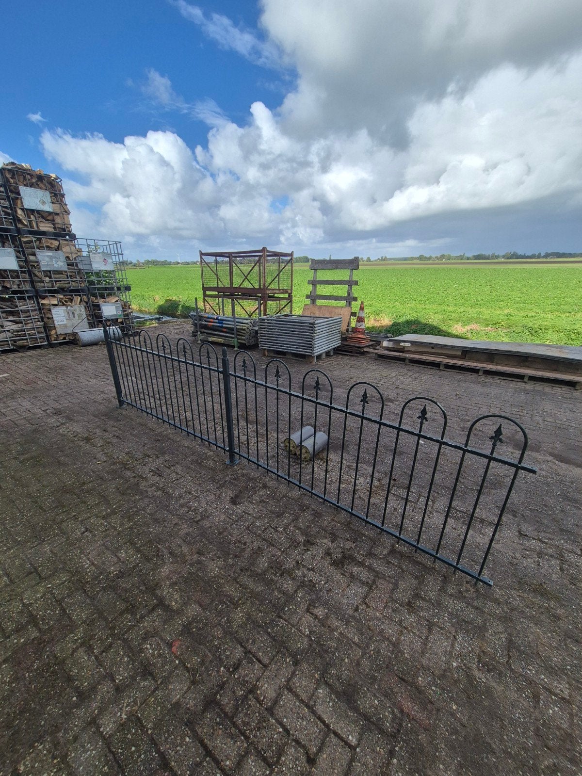 Sierhekwerk 100x200 cm met 2 poeren, Tuin en Terras, Ophalen, Gebruikt, IJzer, Sierhekwerk