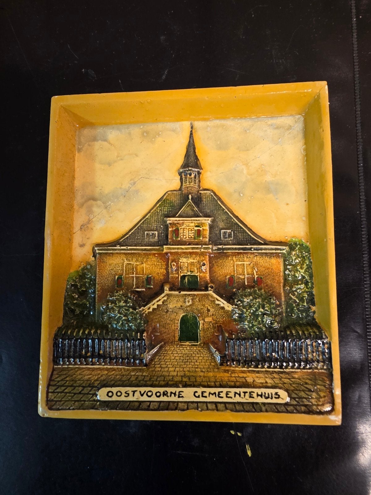 Vintage relief tegel Oostvoorne Gemeentehuis, Antiek en Kunst, Ophalen of Verzenden