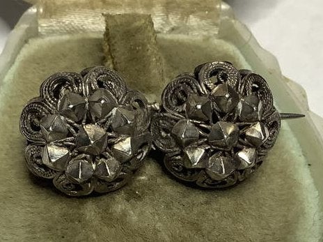 ANTIEKE ZILVER DOEKSPELD BROCHE VAN KLEDERDRACHT, Verzenden, Zilver, Broche