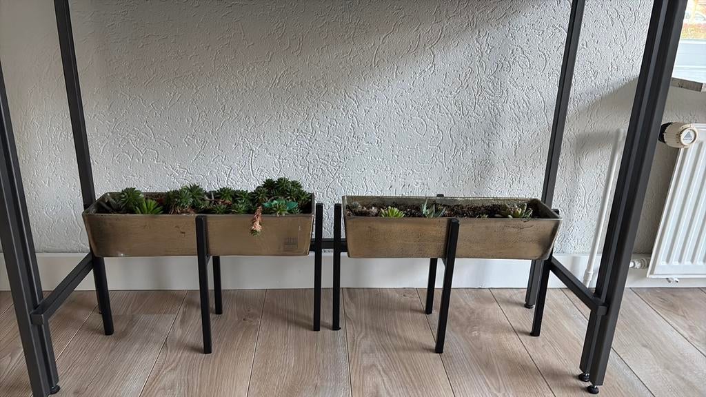 2 PTMD potten op voet, Huis en Inrichting, Stoelen, Ophalen, Zo goed als nieuw, Bruin, Eén