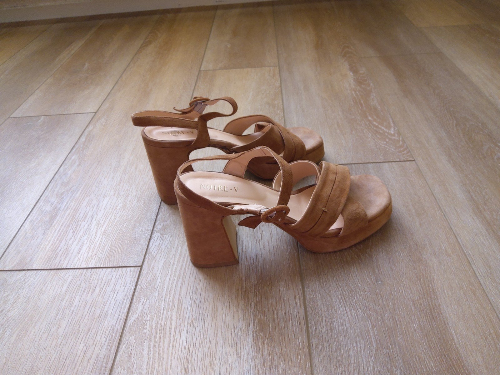 erg mooie bruine sandaletten maat 40 notre v.  voor 22.50., Kleding | Dames, Schoenen, Ophalen of Verzenden, Nieuw, Bruin