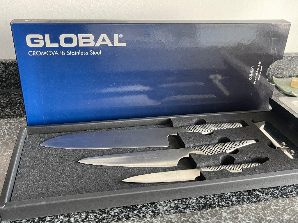 GLOBAL Japan 3-delige messenset + slijper | Originele doos, Huis en Inrichting, Ophalen, Gebruikt, Bestekset, Rvs of Chroom