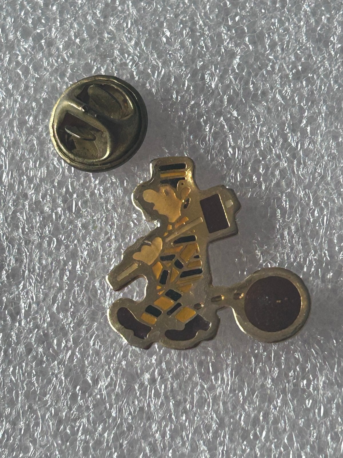 Vintage Pin: gevangenen, Verzamelen, Ophalen of Verzenden, Gebruikt, Overige onderwerpen, Speldje of Pin