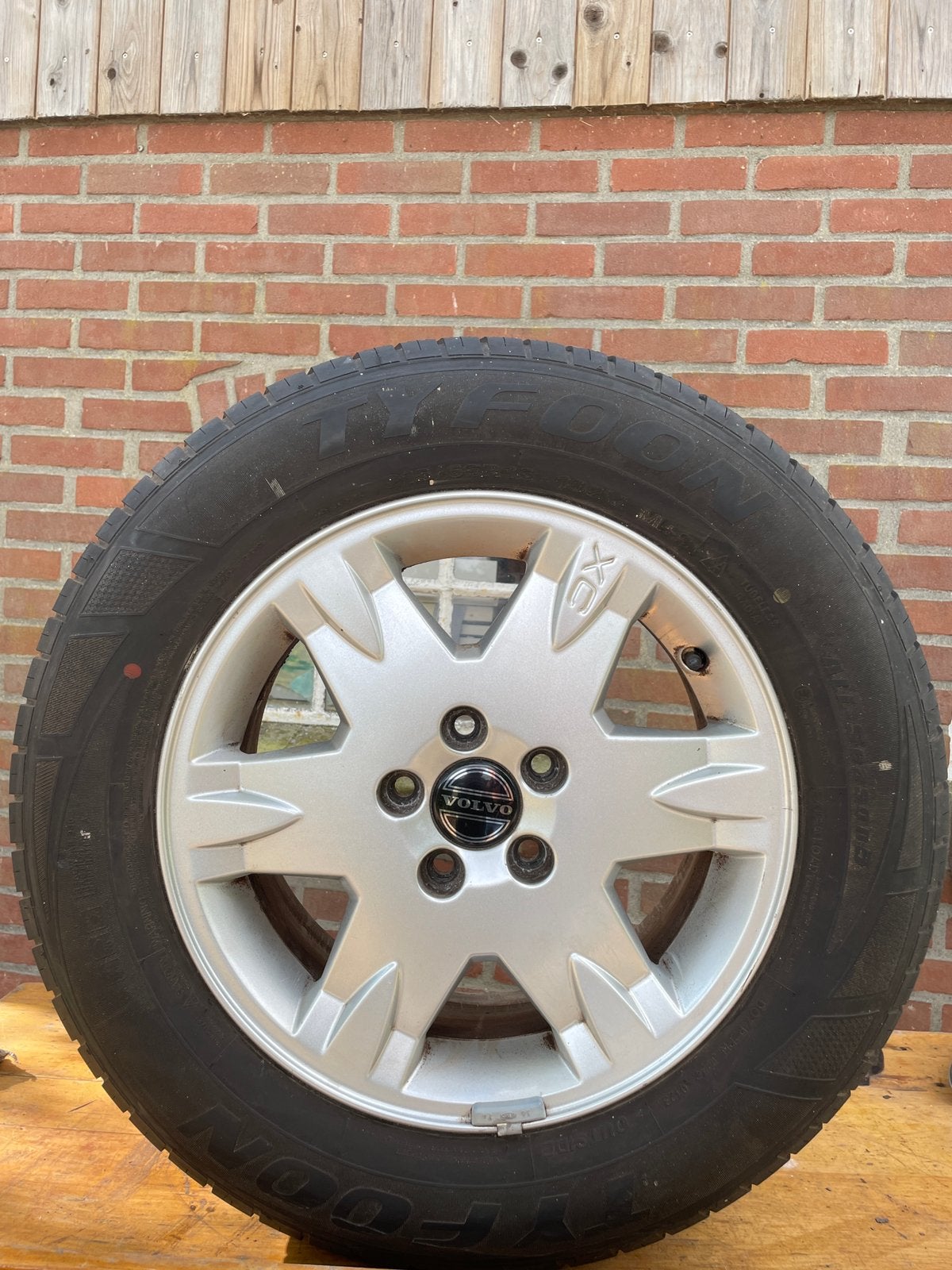 4 volvo XC banden met goede velgen, Ophalen, Gebruikt