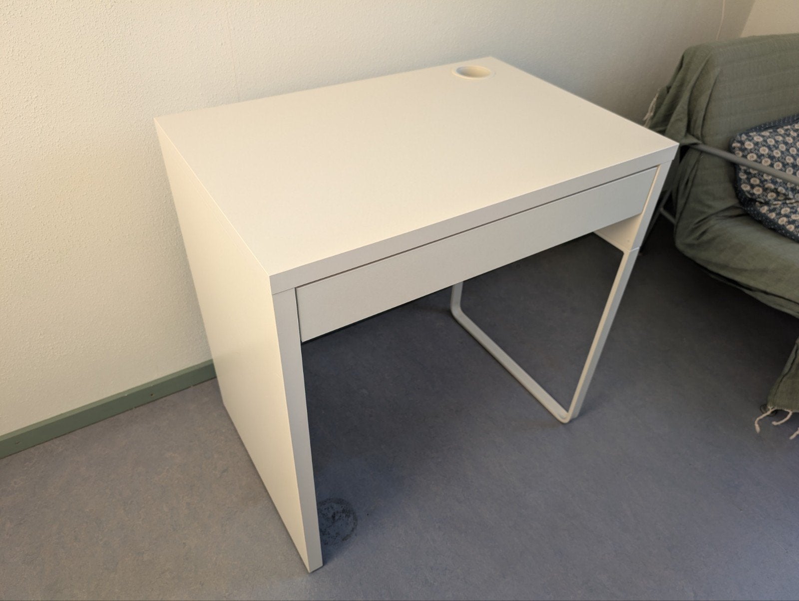 Bureau Micke (IKEA) wit 50x73, Ophalen, Gebruikt, 73 cm, Kabelgoot