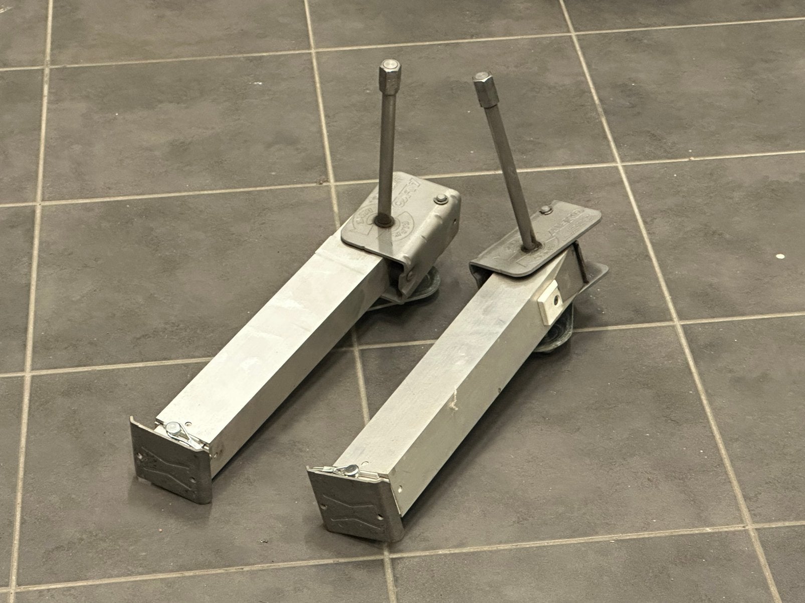 4 stuks AL-KO Hubsteun Click Fix - Caravan/Camper Steunen, Ophalen of Verzenden, Zo goed als nieuw
