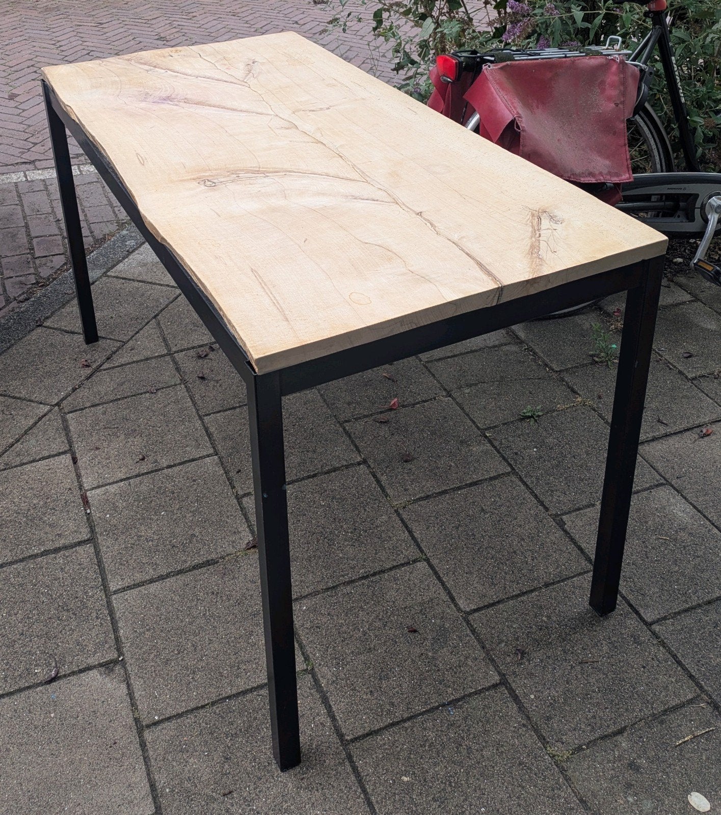 Gratis af te halen: Unieke eettafel met boomstam blad, Gebruikt, 100 tot 150 cm, 50 tot 100 cm, Vier personen