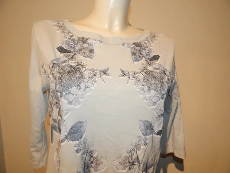 Marccain licht blauw shirt bloemen parelemoer opdruk N4, Kleding | Dames, Maat 38/40 (M), Zo goed als nieuw, Lange mouw, Marccain