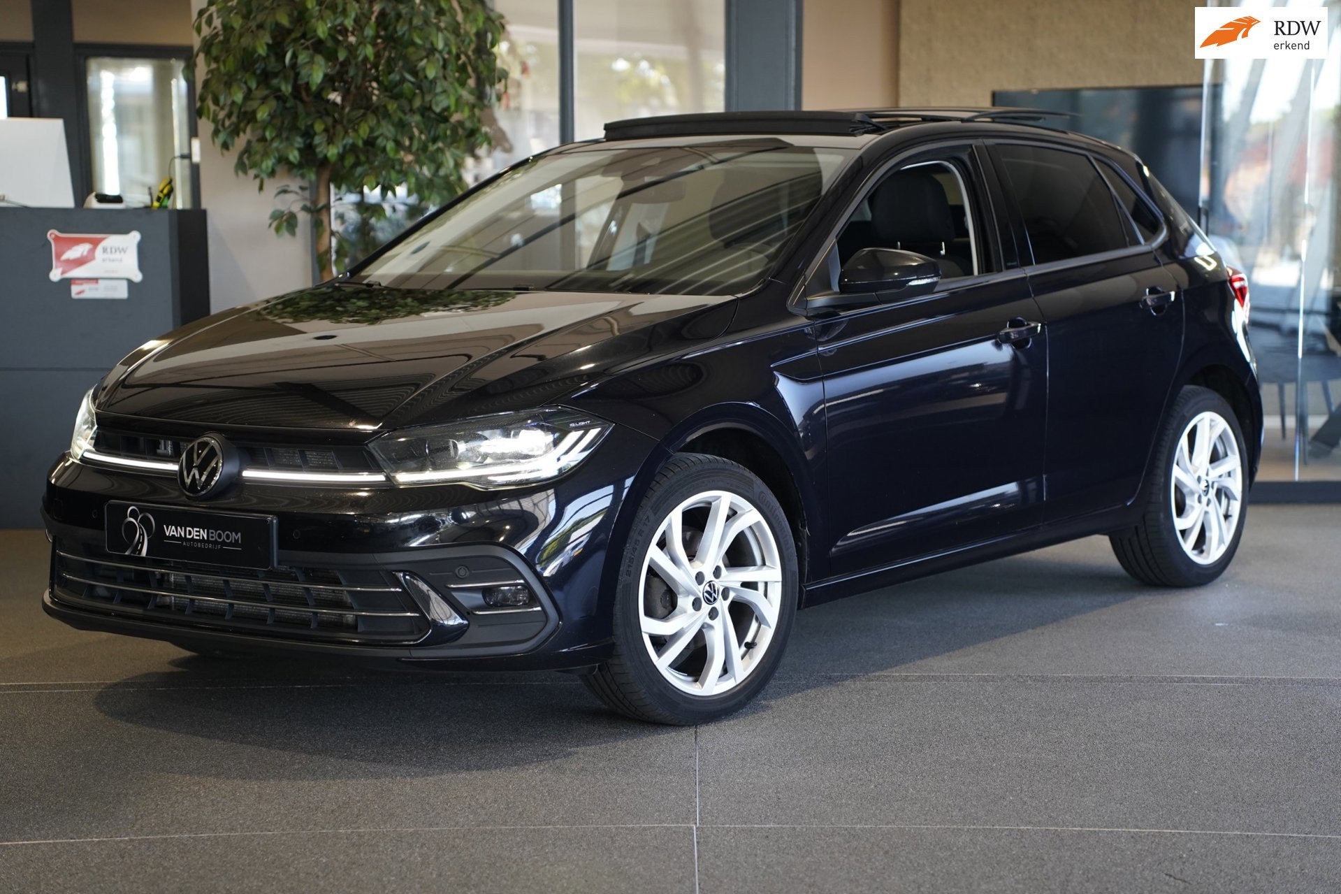 Volkswagen Polo 1.0 TSI Style DSG 110PK Facelift Pano Trek C, Auto's, Dealer onderhouden, Stof, Gebruikt, Parkeerassistent