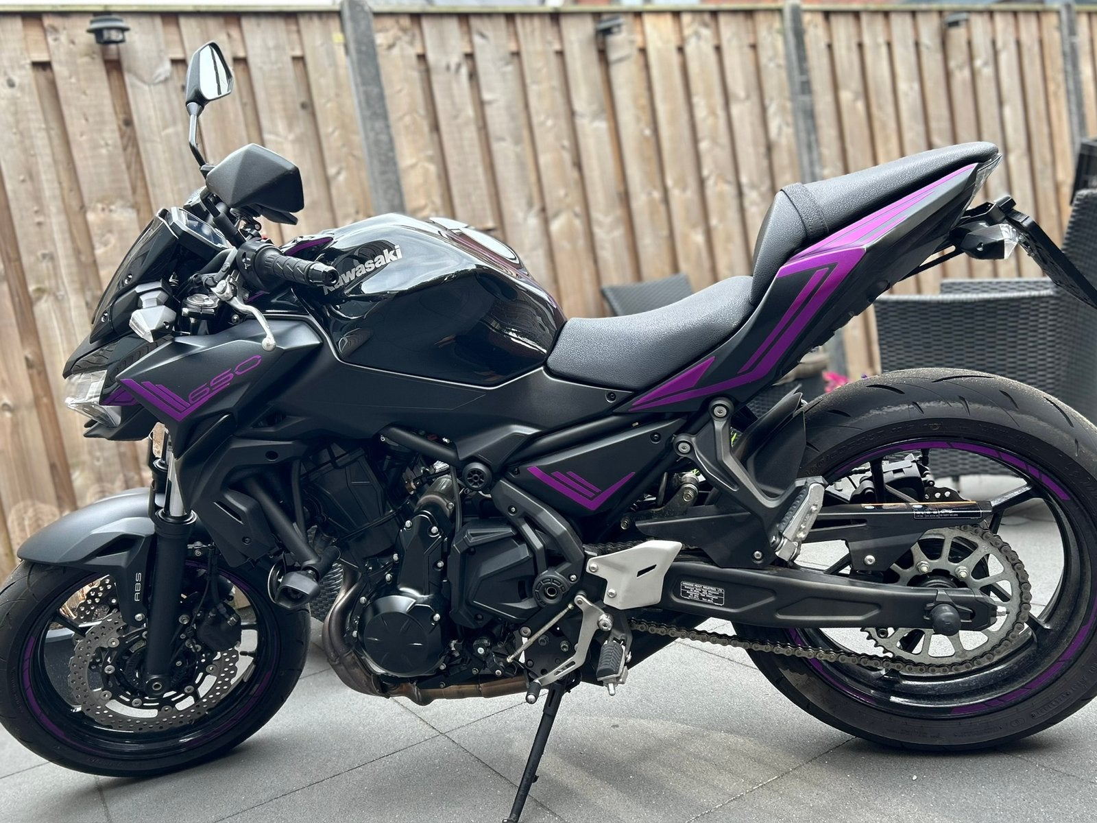 Fantastische zwart met paarse Kawasaki Z650, Particulier, Naked bike