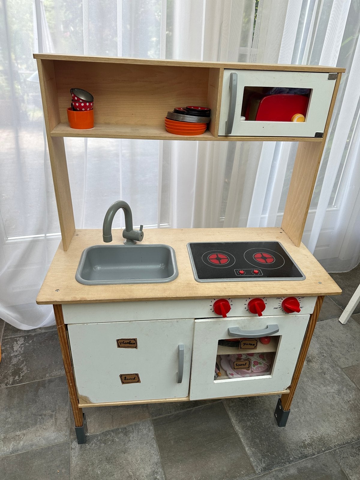 Houten speelkeuken met magnetron en accessoires, Kinderen en Baby's, Speelgoed | Speelkeukens, Ophalen, Gebruikt, Hout, Speelkeuken