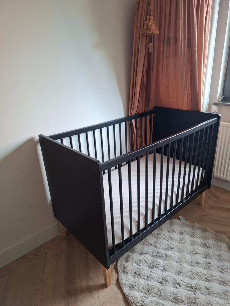 Stijlvol zwart ledikant met houten poten (bobita), Kinderen en Baby's, Babywiegjes en Ledikanten, Ophalen, Gebruikt, Ledikant