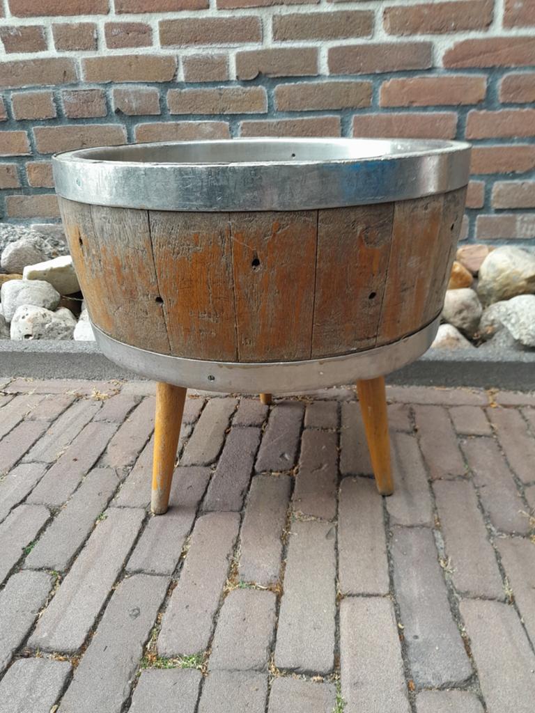 Oud edammer kaasvat op poten., Ophalen, Rond, Hout