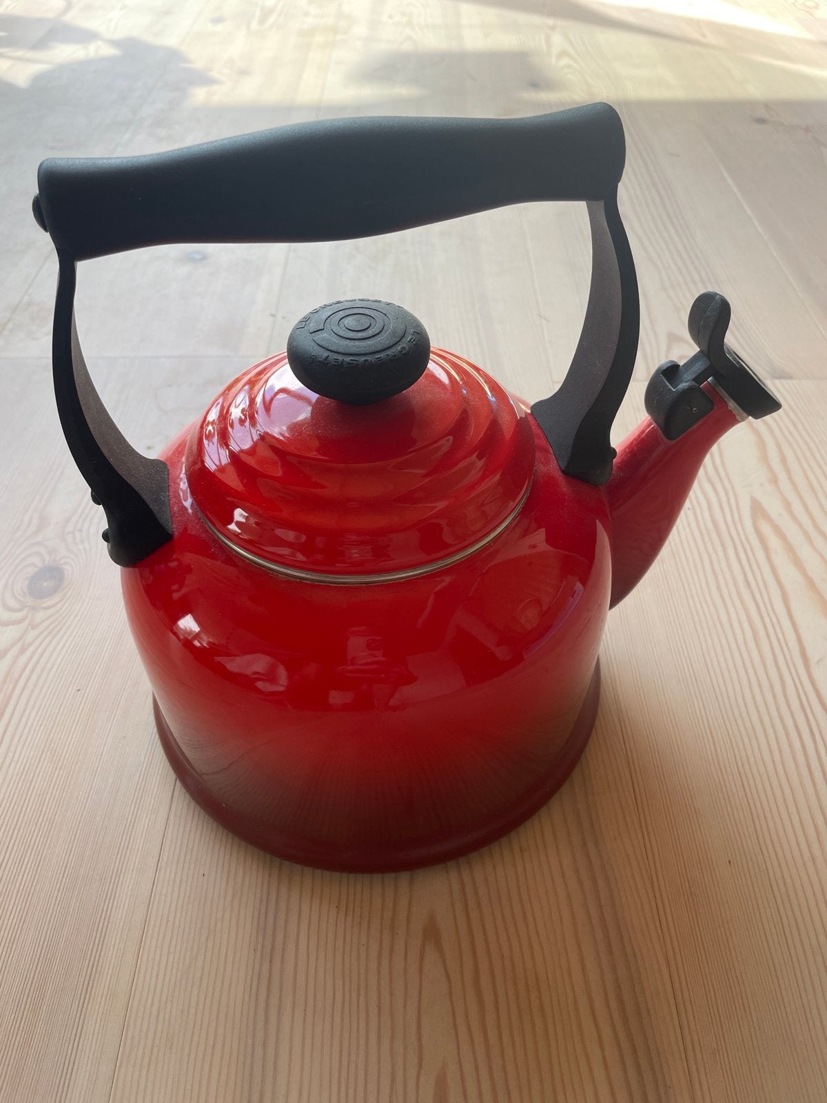 Le Creuset fluitketel rood 2.1L, Gebruikt, Ophalen of Verzenden, Metaal, Rood