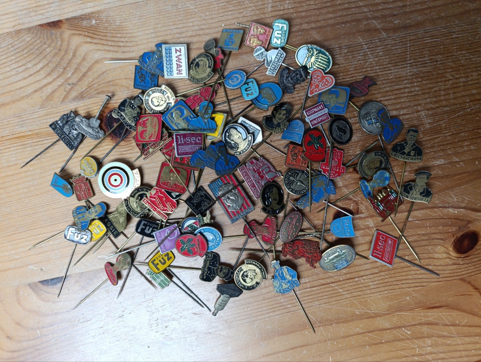 Metalen speldjes, Verzamelen, Speldjes, Pins en Buttons, Ophalen of Verzenden, Overige onderwerpen