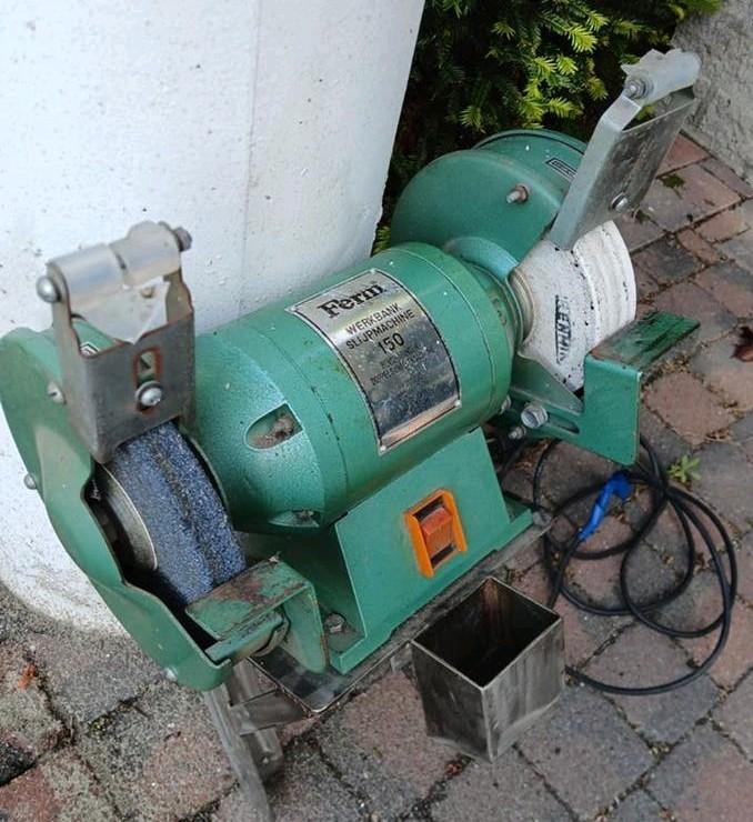 Slijpmachine te koop van Ferm, inclusief bevestigingsbeugel, Ophalen of Verzenden, Zo goed als nieuw, Minder dan 700 watt, Werkbankslijpmachine