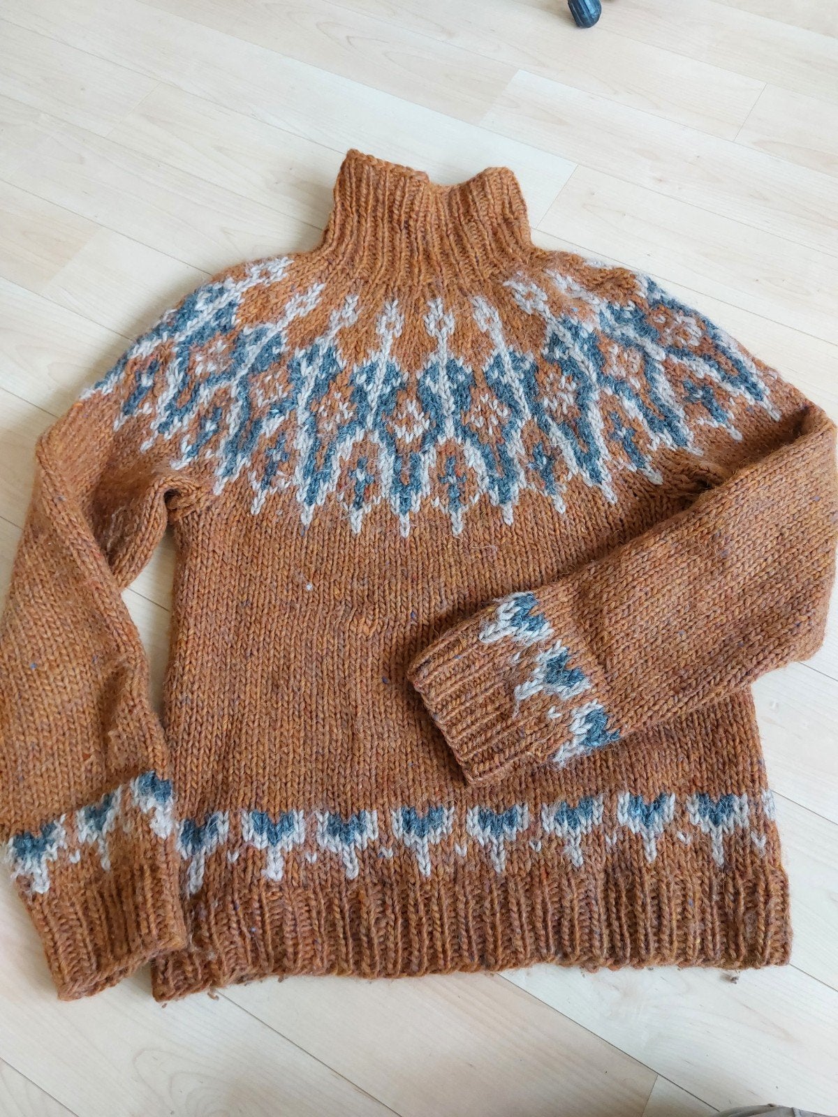 Handgemaakte IJslandse wol trui/jas (Alafosslopi) S/M, Ophalen of Verzenden, Zo goed als nieuw, Maat 38/40 (M), Oranje