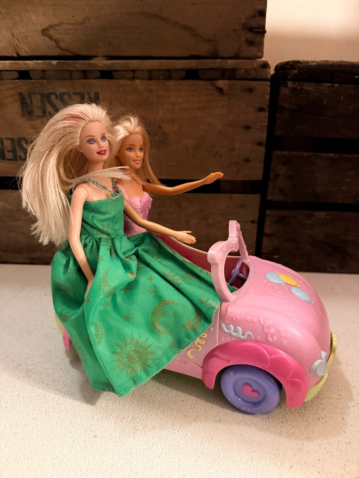 2 Barbies met roze auto, Ophalen, Gebruikt, Barbie