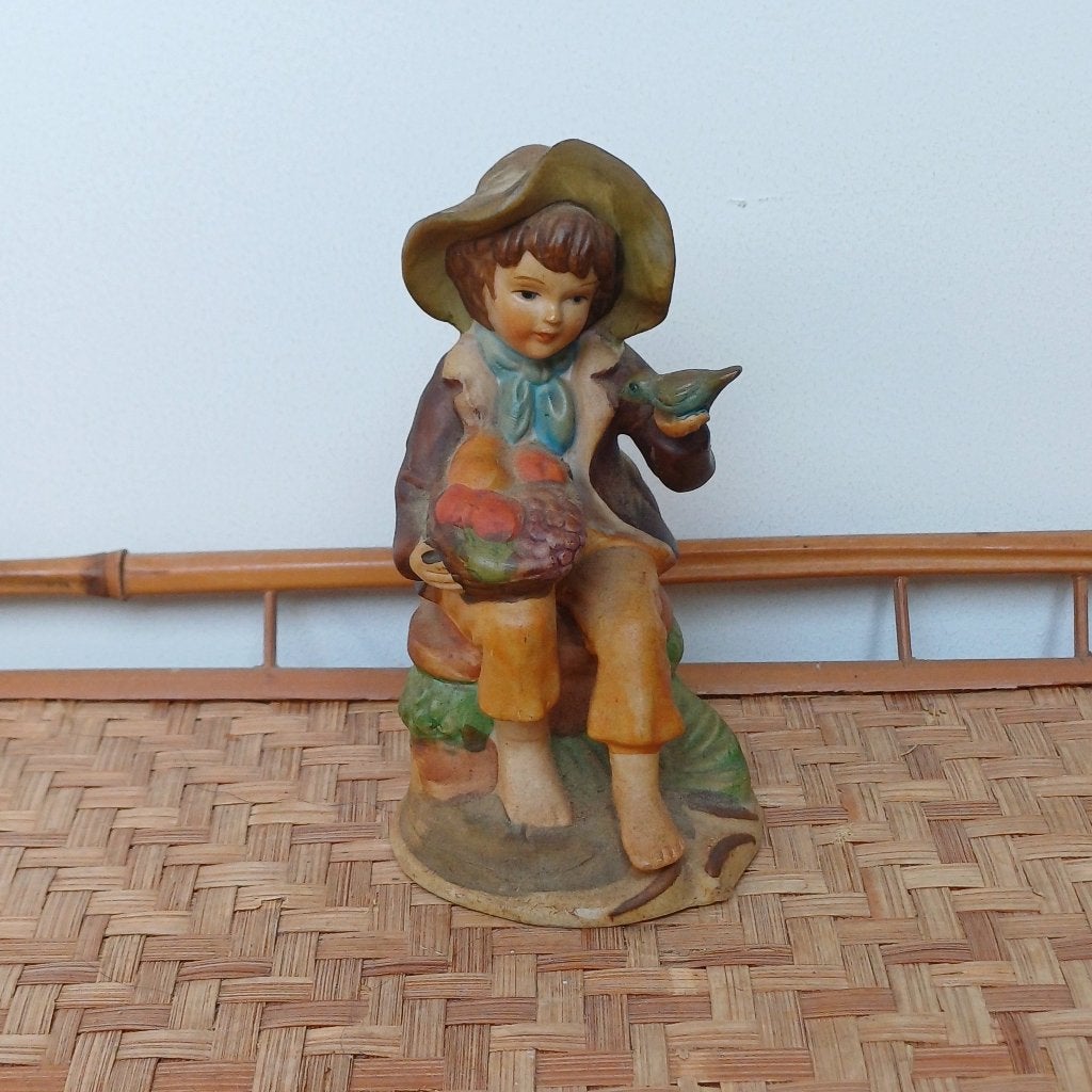Vintage beeldje jongen met vogel en fruitmand, Ophalen of Verzenden, Gebruikt, Mens
