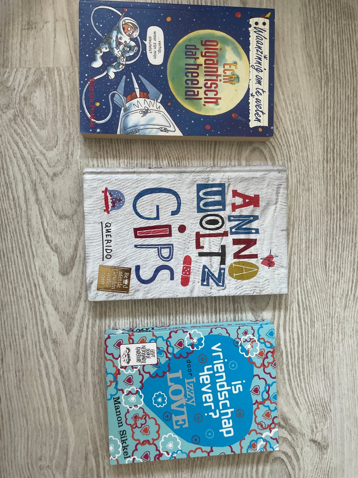 3 kinderboeken: Gips, Vriendschap, Gigantisch heelal, Boeken, Ophalen of Verzenden, Gelezen, Fictie algemeen