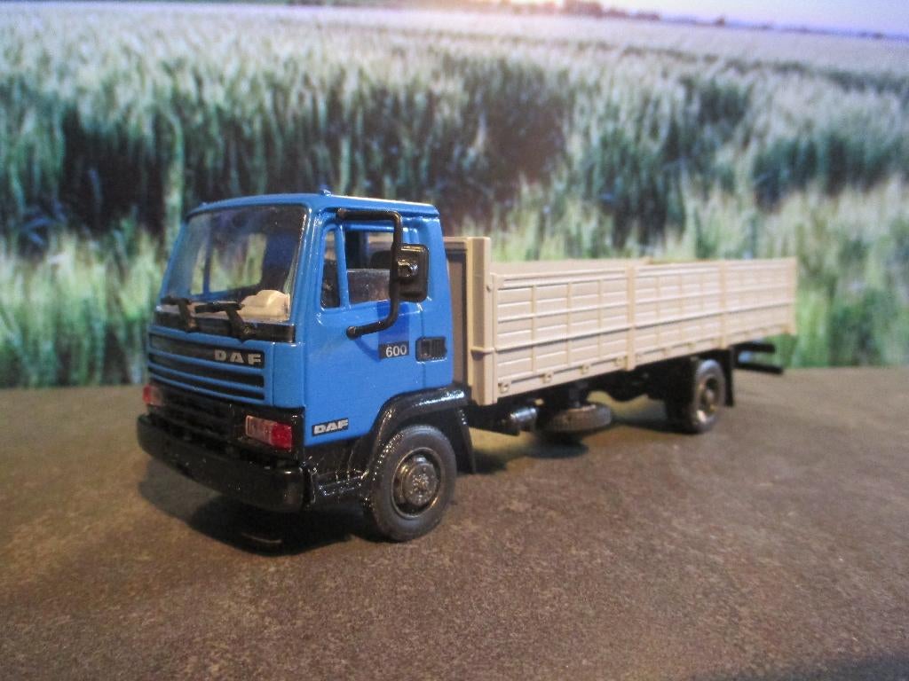 1/43 DAF 600 - AHC lichte vrachtwagen ( spiegel afgebroken ), Hobby en Vrije tijd, Ophalen of Verzenden, Gebruikt, Bus of Vrachtwagen