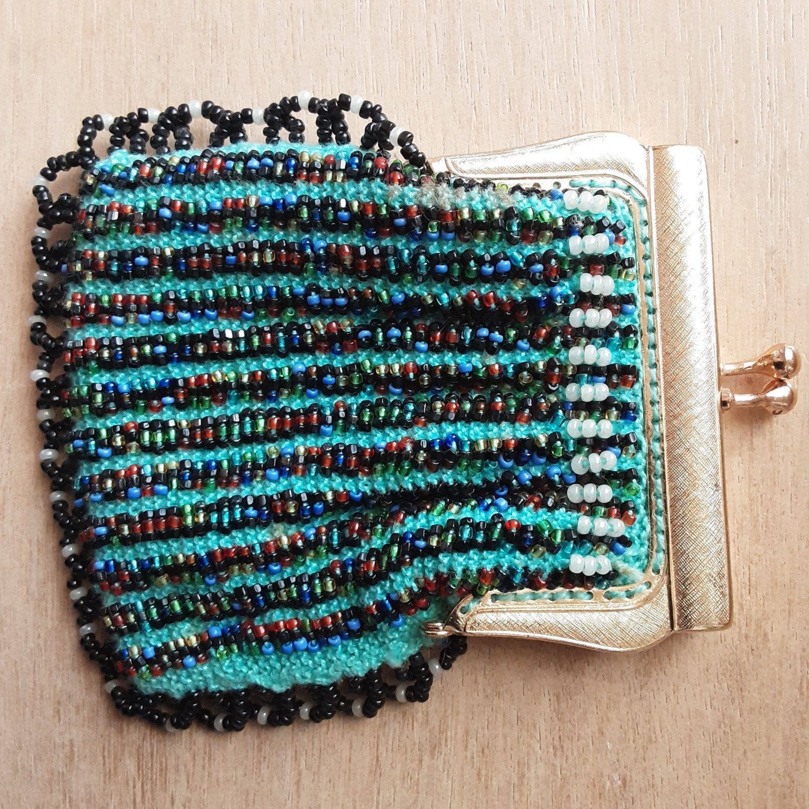 Beursje, handgemaakt. Blauw/zwart en gekleurde kraaltjes, Ophalen of Verzenden, Nieuw, Blauw, Overige materialen