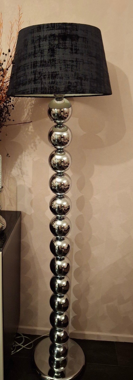 2 Moderne vloerlampen met chromen bollen en zwarte kap, Textiel, Zo goed als nieuw, 150 tot 200 cm, E27 (groot)