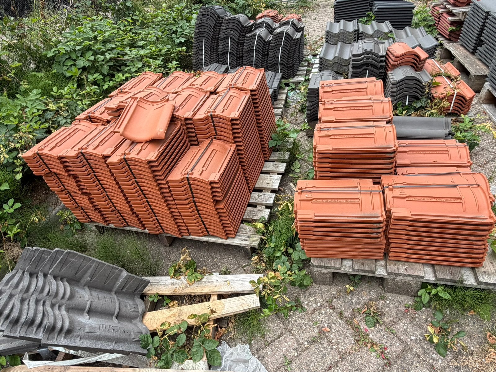 Vhv rood monier dakpannen model 2025, Ophalen, Steen of Klei, Zo goed als nieuw, 15 m² of meer