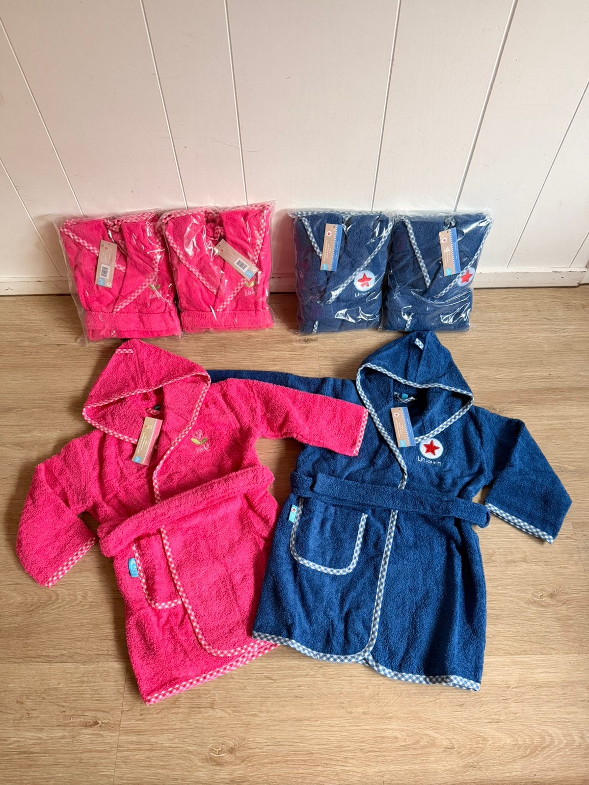 Partij van 100 badjasjes kind 1-2 jaar blauw roze en blauw, Ophalen of Verzenden