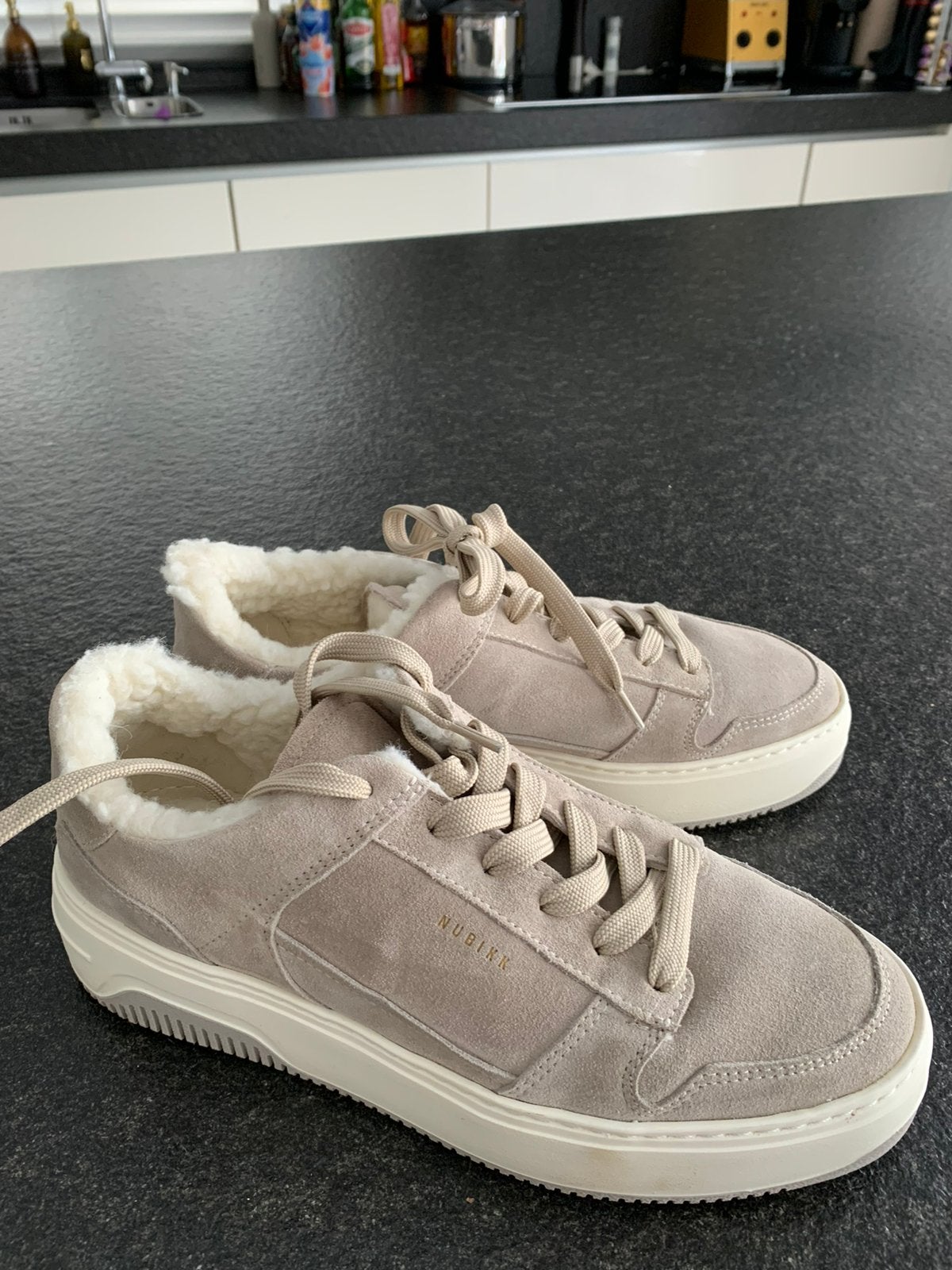 Beige suede nubikk sneakers bont gevoerd mt 39 zgan, Verzenden, Beige, Sneakers of Gympen, Zo goed als nieuw