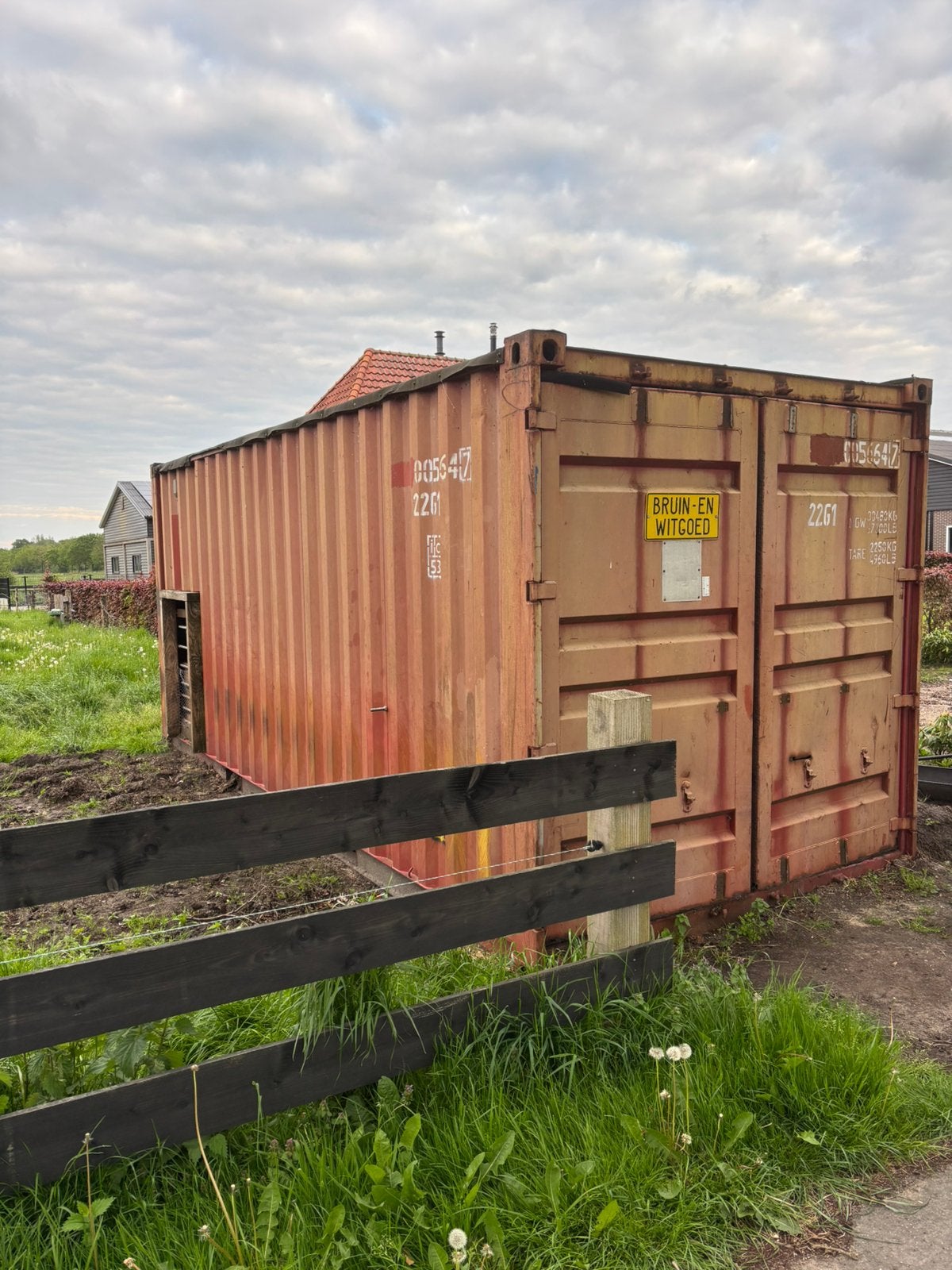 Schuilstal/zeecontainer, Stalling
