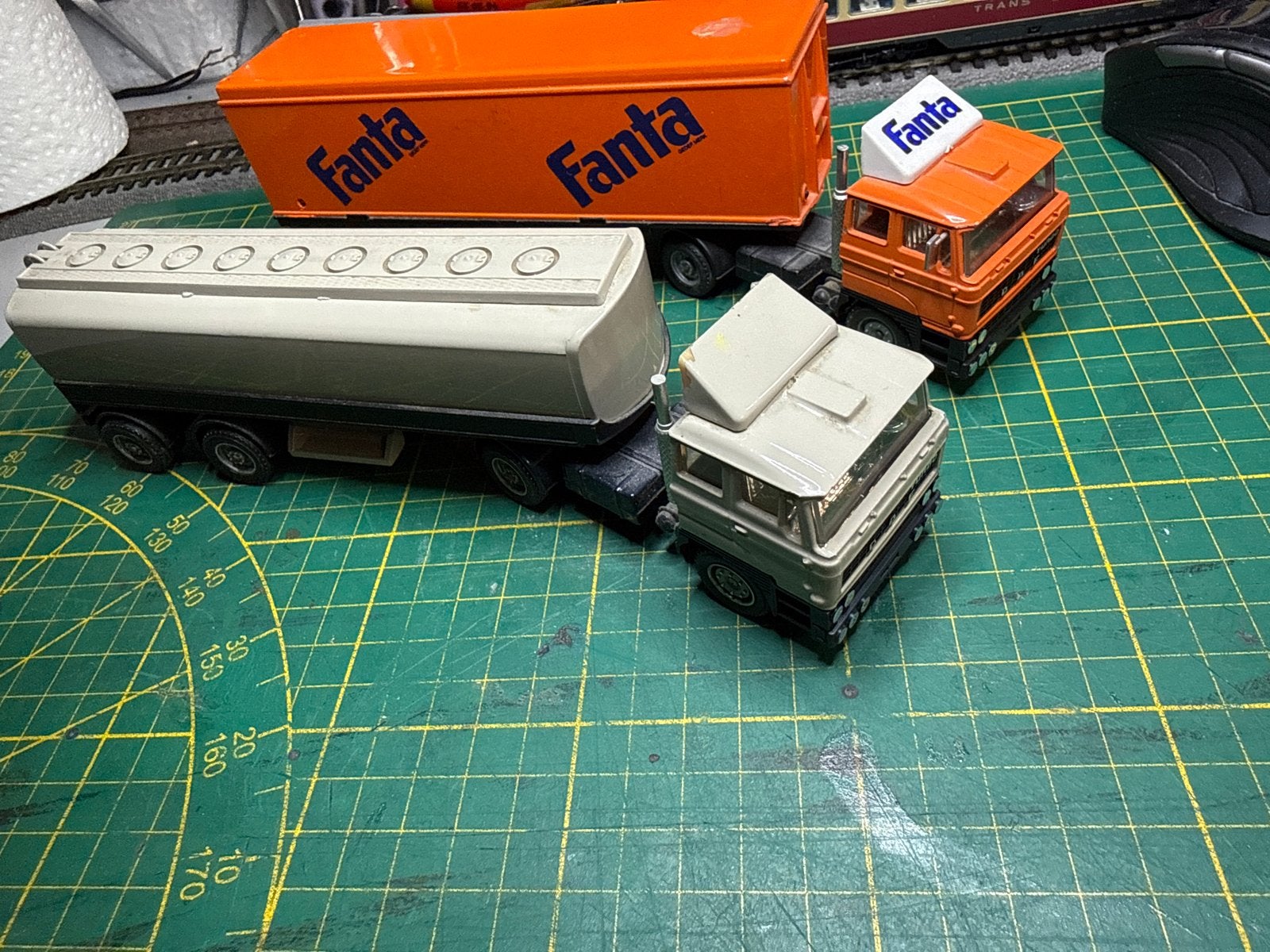 2x Solido DAF F2800 Vrachtwagens - Fanta & Tankwagen, Ophalen of Verzenden, Gebruikt