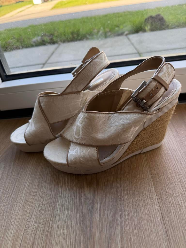 Calvin Klein Elaine sleehak sandalen - EU 37, Kleding | Dames, Schoenen, Ophalen of Verzenden, Zo goed als nieuw, Beige, Sandalen of Muiltjes