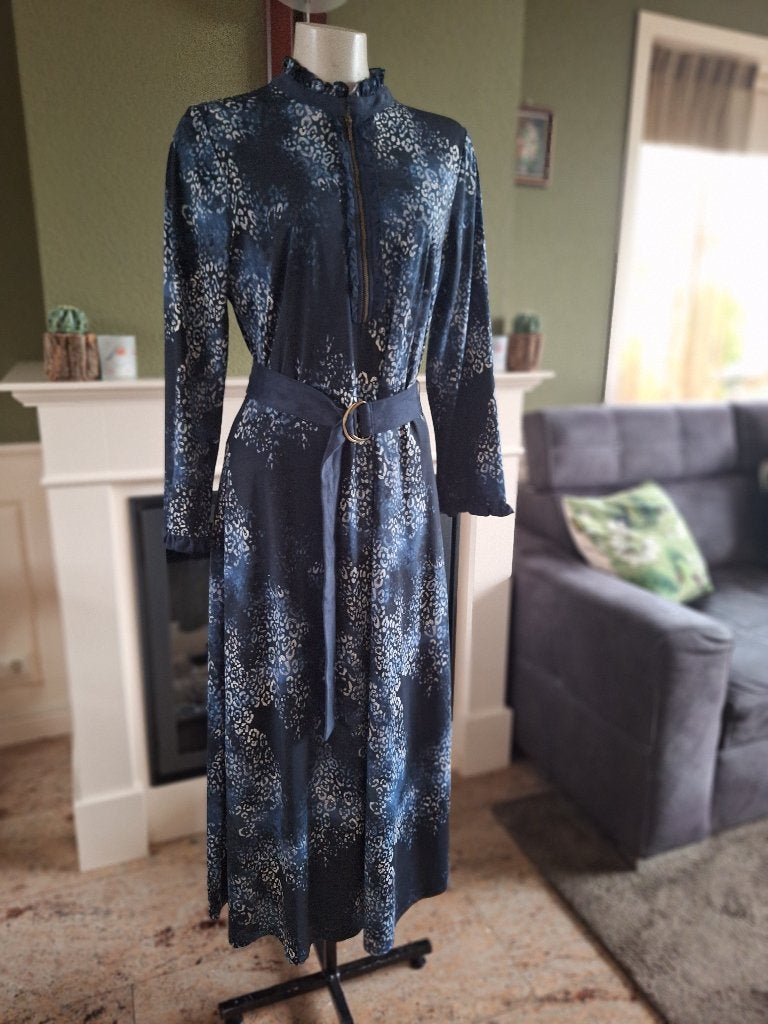 K-Design lange blauwe jurk L suèdine, K-design, Maat 42/44 (L), Zo goed als nieuw, Onder de knie