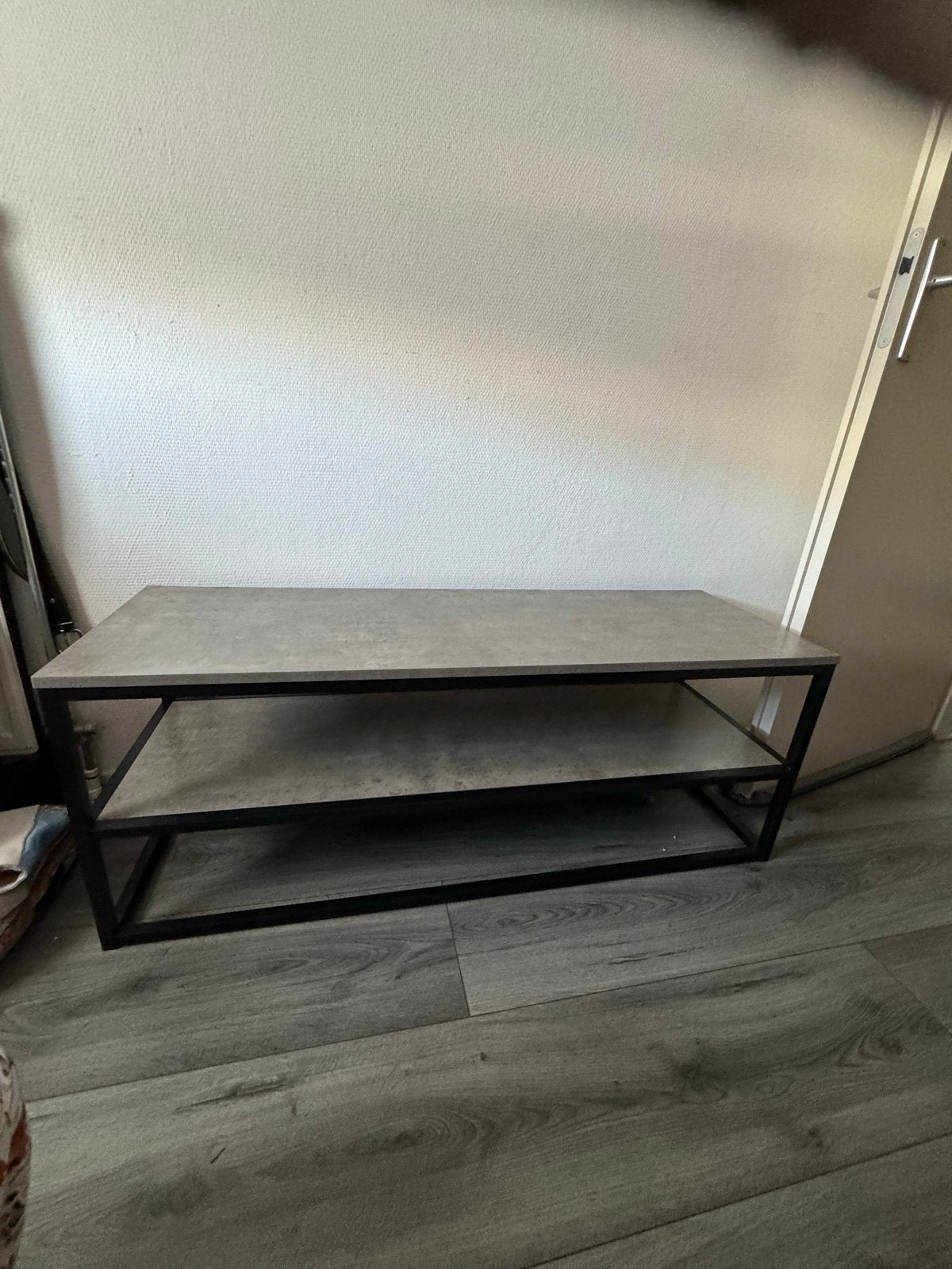 TV meubel  met betonnen look en metalen frame, Ophalen, 100 tot 150 cm, Zo goed als nieuw, Minder dan 100 cm