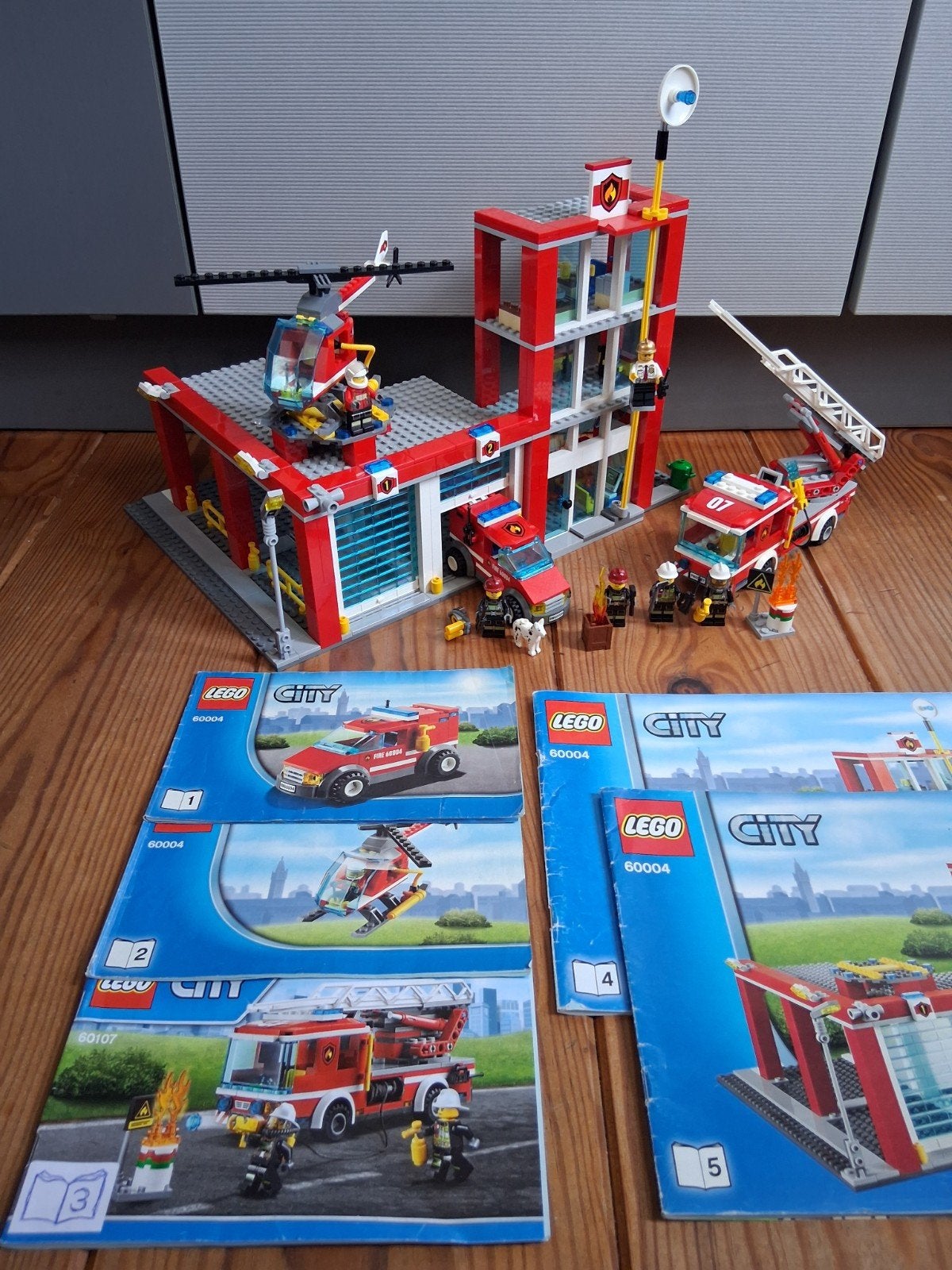 lego city Brandweerkazerne 60004 grote complete set +boekjes, Kinderen en Baby's, Ophalen of Verzenden