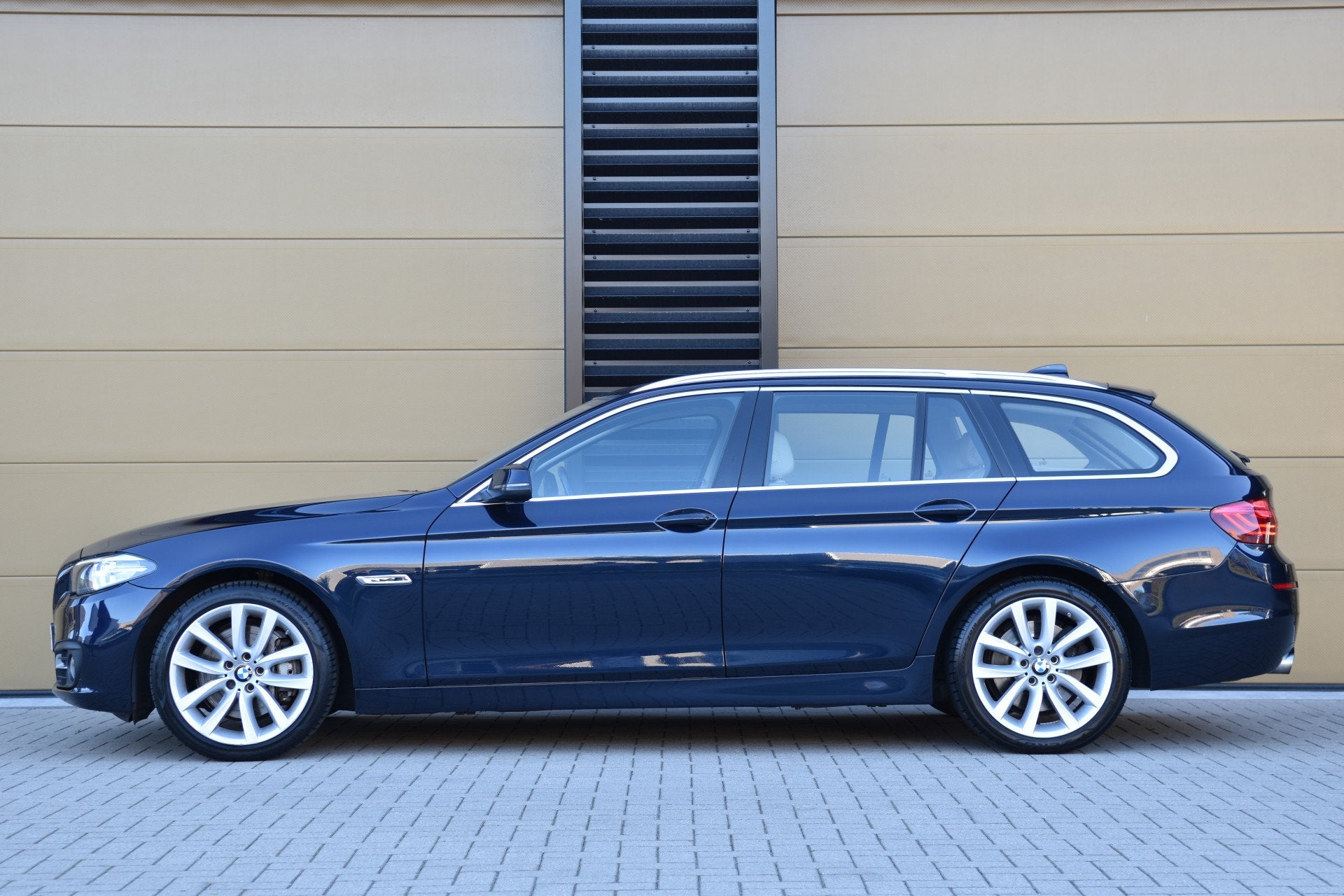 BMW 5 Serie Touring 535i High Executive * Sportstoelen * Ele, Auto's, BMW, Achterwielaandrijving, Gebruikt, Blauw, 1760 kg