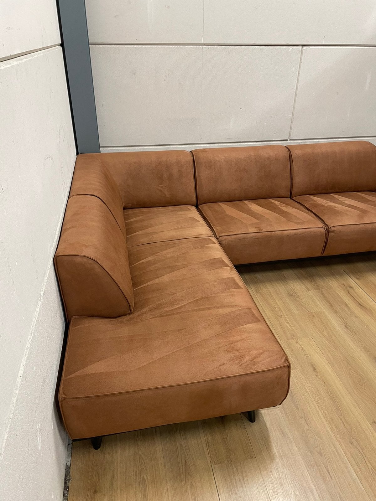 Mooie luxe suede cognac bruine hoekbank - GEREINIGD!!!, Ophalen, 250 tot 300 cm, Luxe, Hoekbank