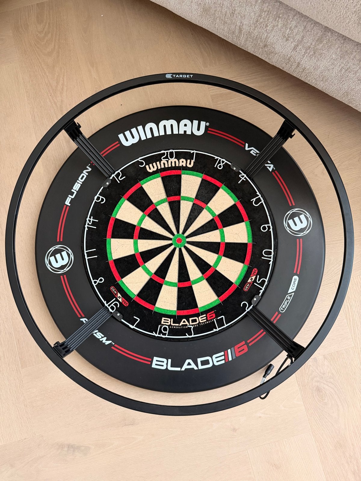 Winmau Blade 6 Dartbord met Target Corona Vision Verlichting, Sport en Fitness, Darts, Ophalen, Zo goed als nieuw, Dartbord