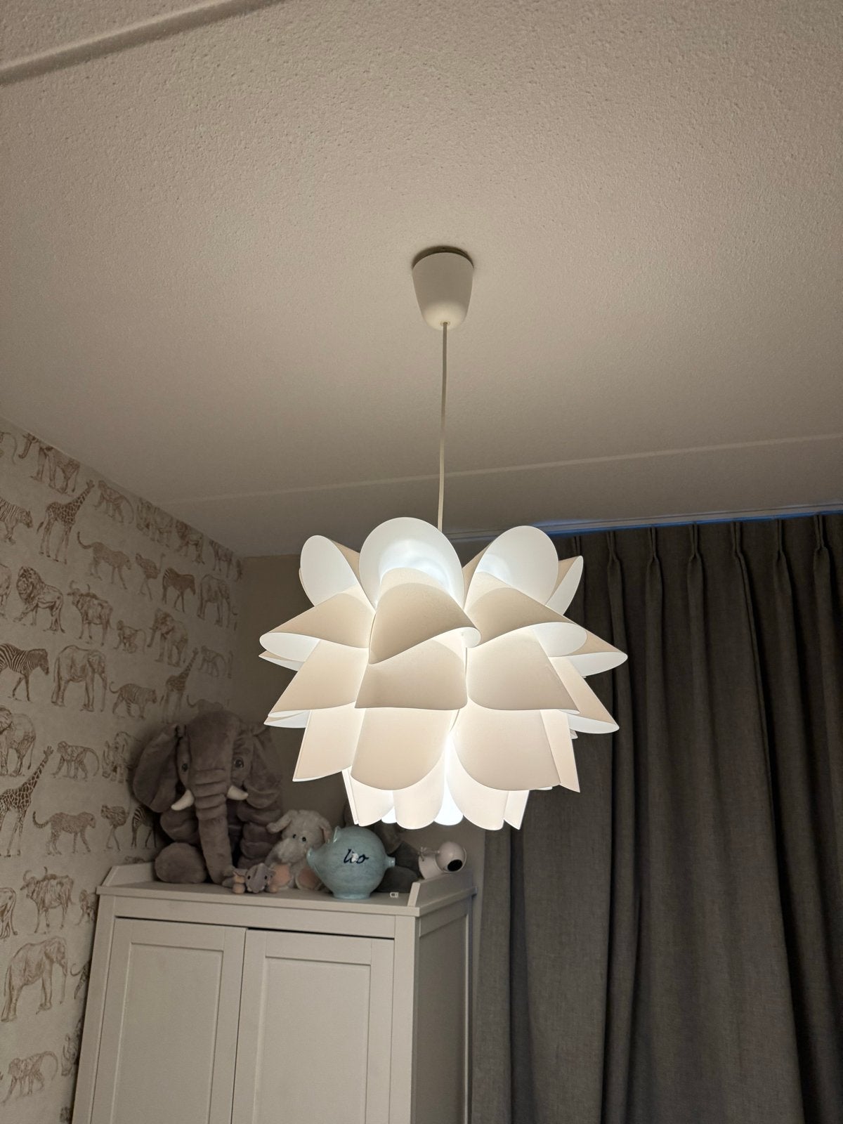 IKEA Maskros hanglamp - Witte bloem design, Ophalen of Verzenden, Zo goed als nieuw, Kunststof, 50 tot 75 cm