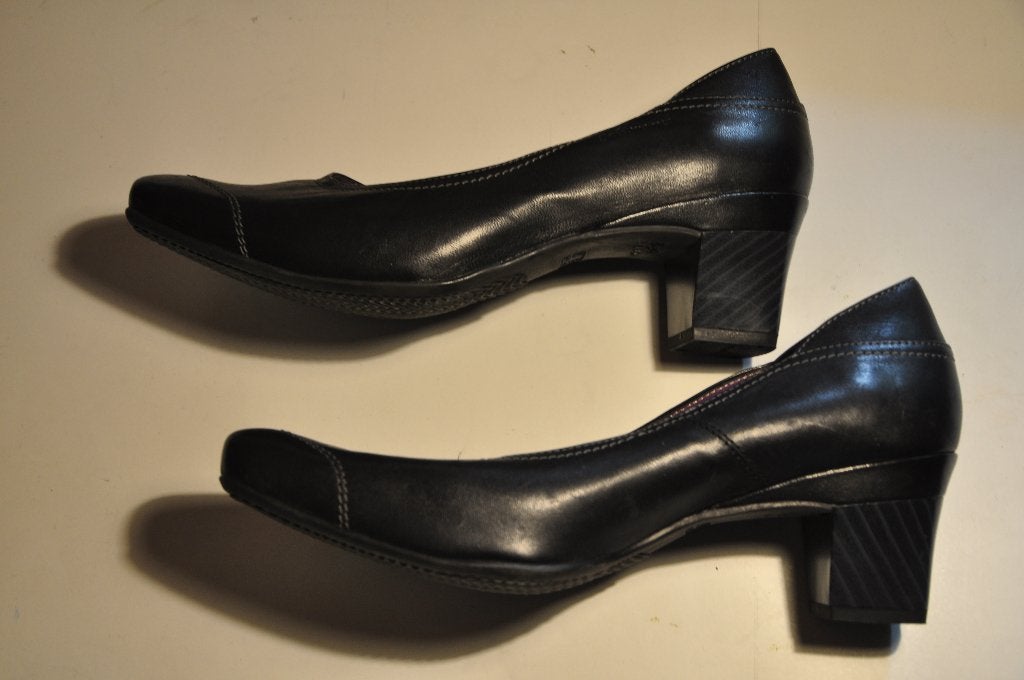 mooie nieuwe leren hakschoenen mt 42 Softwaves, Kleding | Dames, Schoenen met lage hakken, Zwart, Nieuw, Ophalen of Verzenden