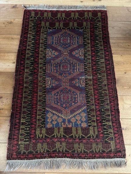 Te koop: Mooi afgewerkt karpet / tafelkleed van 135 bij 82cm, Blauw, 100 tot 150 cm, Zo goed als nieuw, Rechthoekig