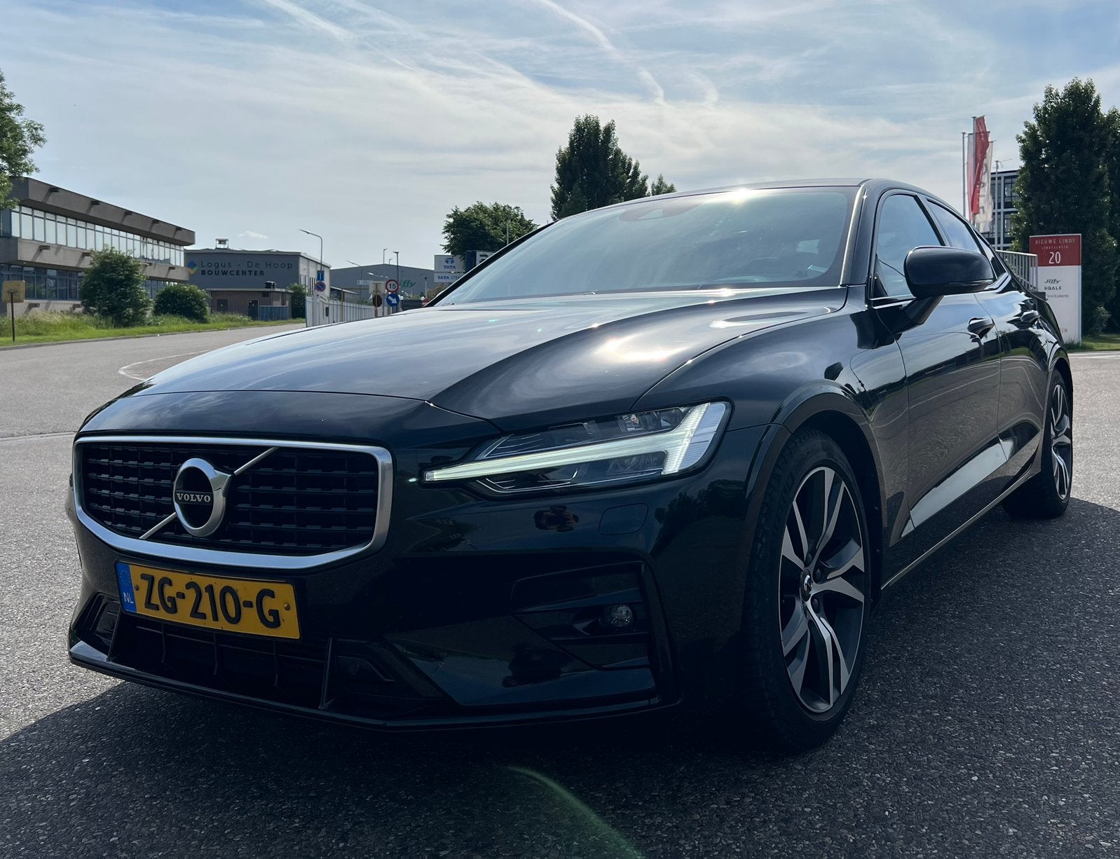 Volvo S60 T5 250pk GearTronic 2019 Zwart, Auto's, Volvo, 1800 kg, 4 cilinders, Zwart, Particulier