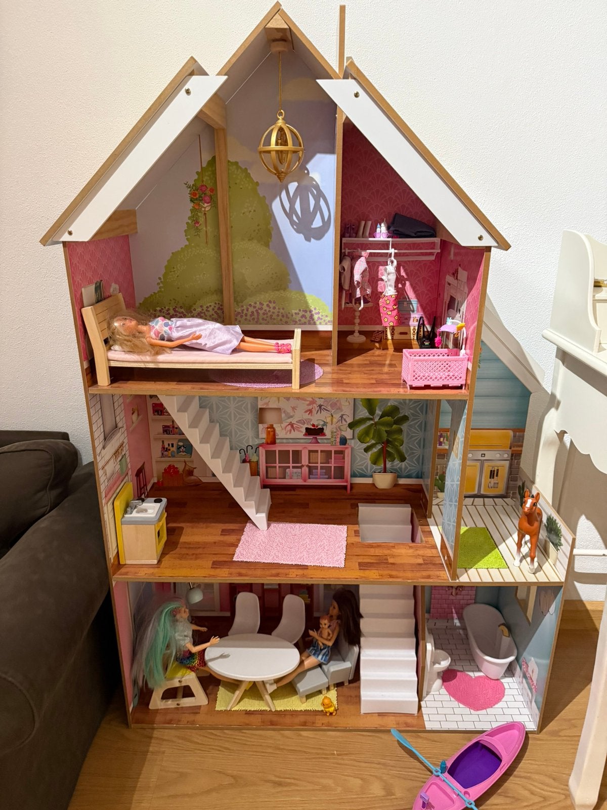 Groot en compleet poppenhuis met meubels en poppen, Ophalen, Zo goed als nieuw, Poppenhuis