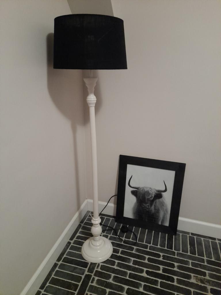 Staande lamp met zwarte linnenlook kap en witte houten voet, Ophalen of Verzenden, Zo goed als nieuw, Stof, Modern, Landelijk, Scandinavisch